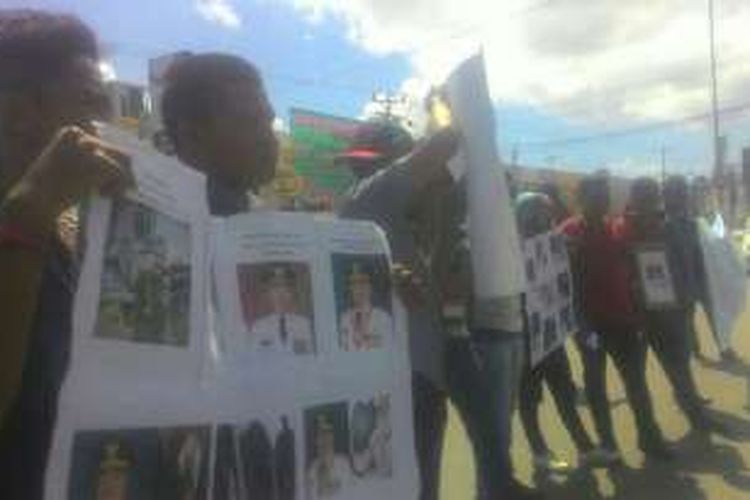 Puluhan mahasiswa di Kendari turun jalan mendesak KPK untuk segera menahan Gubernur Sultra, Nu Alam pasca penetapan tersangka kasus dugaan korupsi pertambangan. KOMPAS.COM/KIKI ANDI PATI