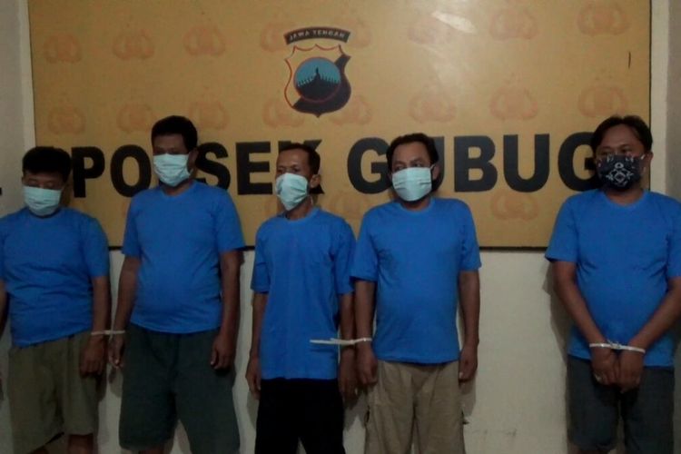 Satreskrim Polsek Gubug, Kabupaten Grobogan, Jawa Tengah menunjukkan para pelaku perjudian yang seorang diantaranya oknum Kepala Desa, Kamis (22/10/2020).