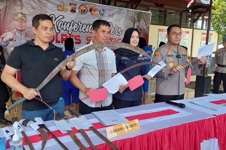 Kapolres Salatiga AKBP Feria Kurniawan menunjukkan senjata tajam yang digunakan untuk melukai orang di JLS
