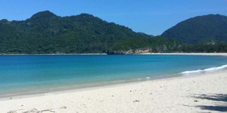 Pantai Tebing Lampuuk di Kecamatan Lhoknga, Kabupaten Aceh Besar, Provinsi Aceh.