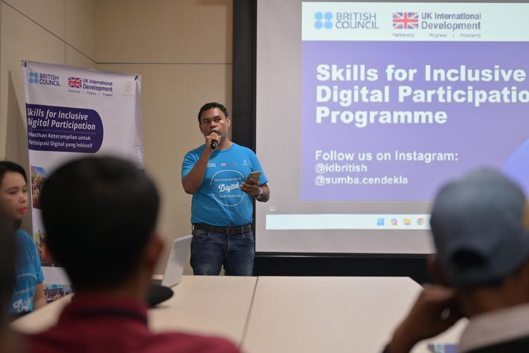 Pendiri Yayasan Sumba Cendekia Bestari, Andre Maure, dalam program Skills for Inclusive Digital Participation (SIDP) di Kabupaten Sumba Barat, Provinsi Nusa Tenggara Timur, pada Januari 2024.