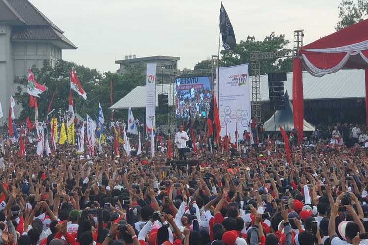 Capres 01 Jokowi dihadapan para pendukungnya saat berkampanye di Station Sriwedari, Solo, Selasa (9/4/2019). 