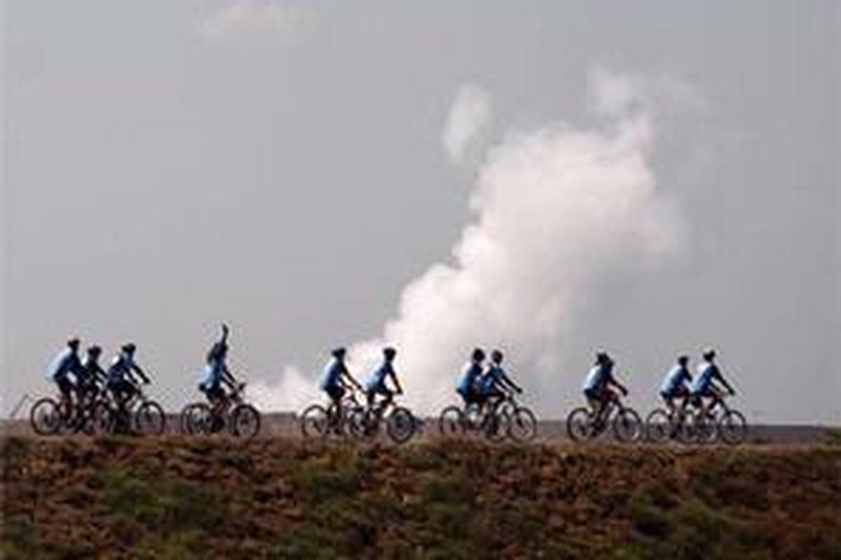 Tim Kompas Polygon melintas di atas tanggul lumpur lapindo pada perjalanan etape 10, Surabaya-Probolinggo, di Porong, Sidoarjo, Jawa Timur, Minggu (24/8).