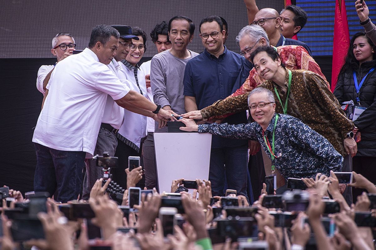 Presiden Joko Widodo (tengah kiri) bersama Gubernur DKI Jakarta Anies Baswedan (tengah kanan) serta pejabat terkait menekan tombol saat meresmikan MRT Jakarta, di kawasan Bundaran HI, Jakarta, Minggu (24/3/2019). Moda Raya Terpadu (MRT) Jakarta Fase 1 dengan rute Bundaran HI - Lebak Bulus resmi beroperasi.