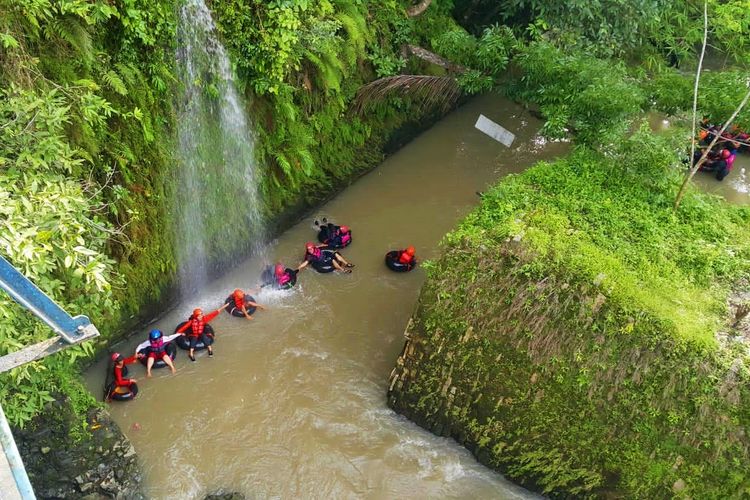 Wisatawan tampak melakukan susur sungai di Polaman River Tubing, Dusun Polaman, Kelurahan Argorejo, Kapanewon Sedayu, Kabupaten Bantul, Daerah Istimewa Yogyakarta (DIY). 