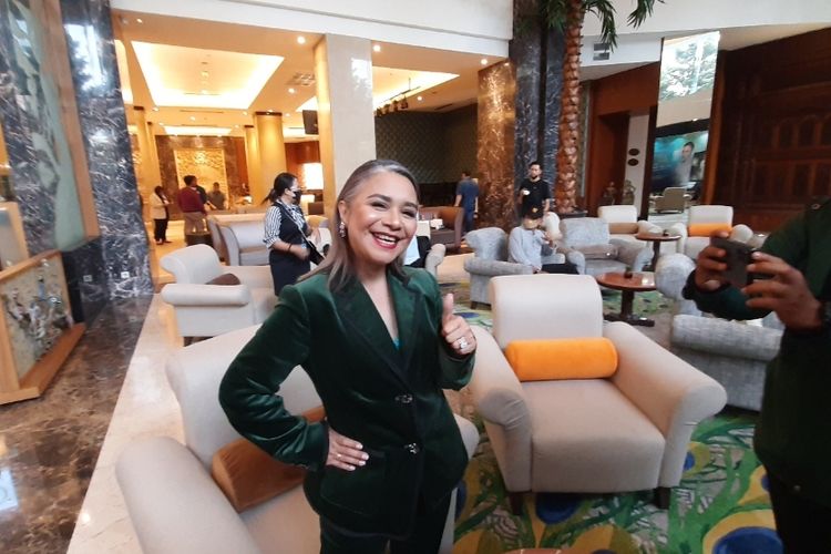 Penyanyi Ruth Sahanaya dalam konferensi pers di kawasan Sudirman, Jakarta Selatan, Selasa (13/12/2022). Ruth Sahanaya siap hadir dalam konser bertajuk A Dazzling Night With Ruth Sahanaya pada 31 Desember 2022 di Puri Agung Convention Center.  