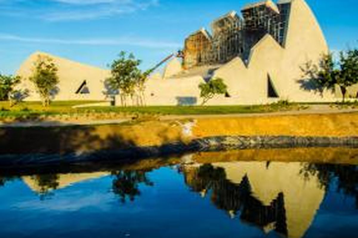 Auditorium yang dibuat dari beton dan berbentuk unik karya studio arsitektur Valentiny HVP Architects ini dibuat khusus untuk festival musik tahunan di Trancoso, Brazil.