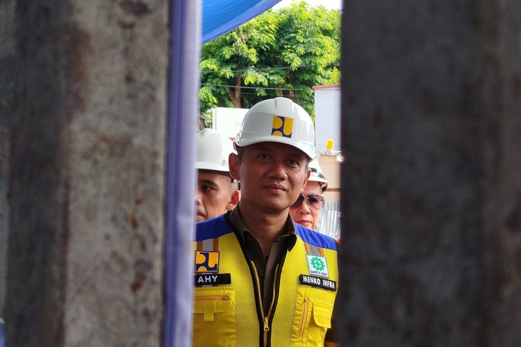 AHY saat meninjau proyek revitalisasi Pasar Banyuwangi.