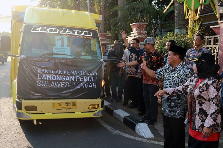 Bupati Lamongan Fadeli dan Wakil Bupati Kartika Hidayati (kanan) saat melepas truk yang mengangkut bantuan dari masyarakat Lamongan untuk korban gempa dan tsunami di Sulawesi Tengah.