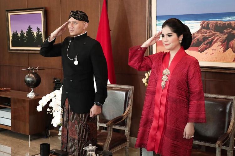 Ketua Umum Partai Demokrat Agus Harimurti Yudhoyono (AHY) dan istrinya, Annisa Pohan, mengikuti secara virtual upacara peringatan kemerdekaan Republik Indonesia, Selasa (17/8/2021).