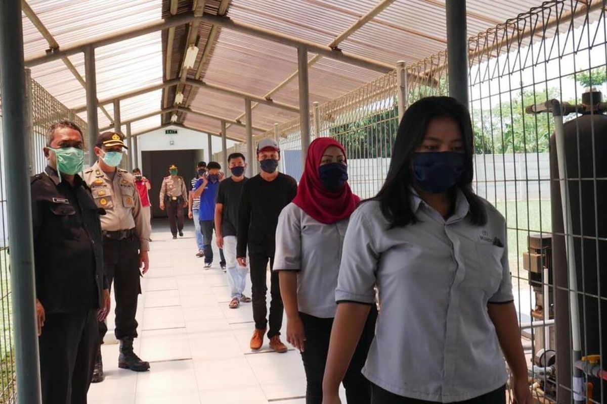 Karyawan pabrik di Cianjur, Jawa Barat diwajibkan mengenakan masker sebagai langkah pencegahan Covid-19 di kawasan industri