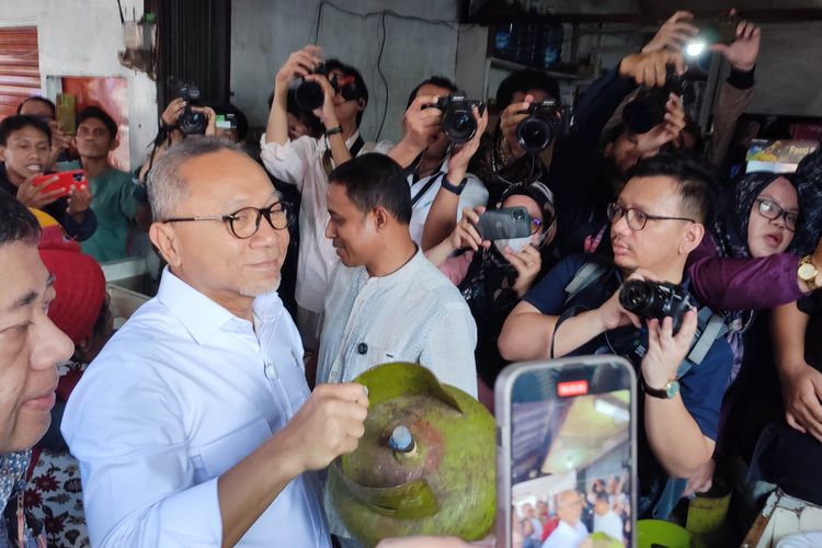 Menteri Koordinator Bidang Pangan Zulkifli Hasan saat meninjau penjualan gas di kawasan klender, Rabu (5/2/2025) 