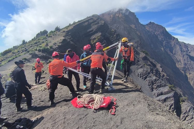 Tim SAR gabungan melakukan proses evakuasi terhadap Juliana Marins pendaki asal Brasil yang jatuh saat mendaki Gunung Rinjani, Lombok, NTB, Senin (23/6/2025).
