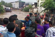 Banjir Ciliwung Jadi Tontonan Baru Warga