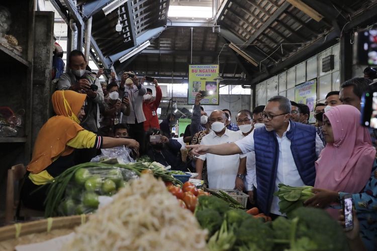 Mendag Zulkifli Hasan saat memantau harga barang kebutuhan pokok di Pasar Gede, Surakarta, Jawa Tengah, dikutip Kompas.com dalam siaran resminya, Kamis (15/9/2022).