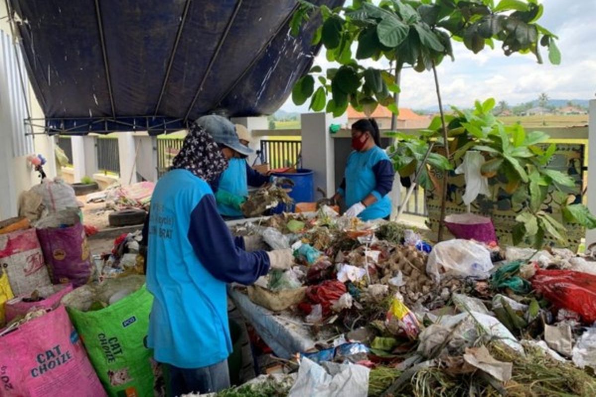 Pengelolaan sampah di Kabupaten Pringsewu, Provinsi Lampung.