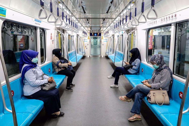 Penumpang dengan berjaga jarak duduk di kereta MRT tujuan Bundaran HI, Jakarta Pusat, Rabu (27/5/2020). Presiden Joko Widodo menginstruksikan Panglima TNI untuk mengerahkan personelnya dalam menertibkan masyarakat selama pemberlakuan pembatasan sosial berskala besar ( PSBB) untuk memutus mata rantai penularan Covid-19.