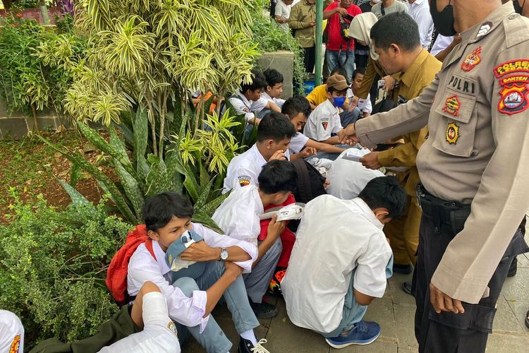 Belasan pelajar diamankan polisi saat hendak mengikuti aksi demonstrasi di Gedung DPRD Kabupaten Lebak, Senin (28/8/2022).