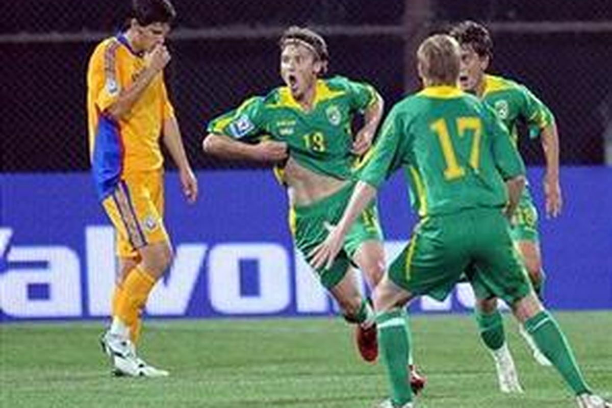 Saulius Mikoliunas (tengah) meluapkan kegembiraan setelah mencetak gol kedua Lithuania. Sedangkan pemain Rumania, Cristian Sapunaru tampak terpukul. Rumania akhirnya kalah 0-3 di kandang sendiri.