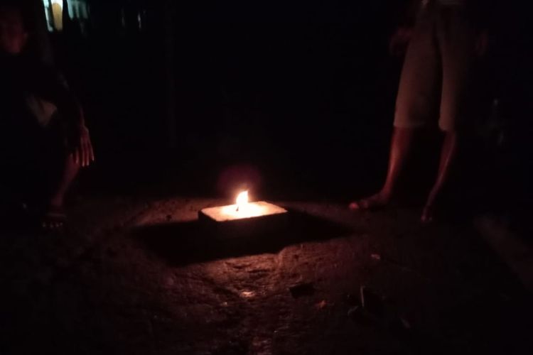 Warga di Kecamatan Kadupandak, Kabupaten Cianjur, Jawa Barat terpaksa memakai kapas dan minyak goreng sebagai alat penerangan setelah jaringan listrik terputus akibat bencana alam, Kamis (5/12/2024).