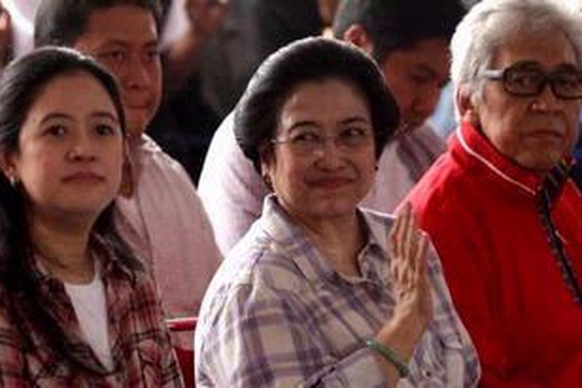 Puan Maharani, Ketua Umum Partai Demokrasi Indonesia Perjuangan (PDI-P) Megawati Soekarnoputri, dan Taufik Kiemas.