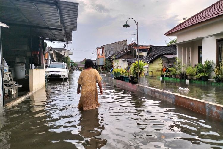 Ditinggal liburan saat lebaran, puluhan rumah terendam banjir setinggi setengah meter hingga 1 meter di Kampung Todipan, Kelurahan Purwosari, Kecamatan Laweyan, Kota Solo, Jawa Tengah.