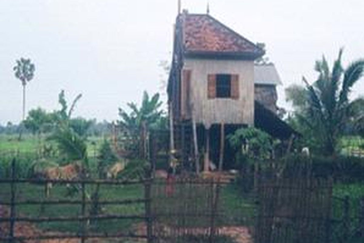 Rumah ini berdiri tegak meskipun hanya tinggal separuh bagian setelah pasangan suami istri di rumah itu memutuskan untuk cerai.