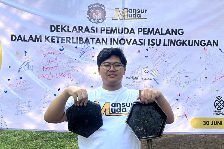 Ketua Pemalang Bergerak, Farras Alam Majid memperlihatkan hasil paving block dari bahan sampah plastik, Minggu (30/6/2024).