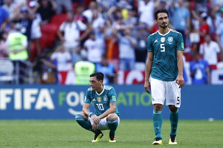 Pemain Jerman Mats Hummels (kanan) dan Mesut Ozil bereaksi usai timnya dikalahkan Korea Selatan dalam laga penyisihan Grup F Piala Dunia 2018 di Kazan Arena, Kazan, Rabu (27/6/2018). Sang juara bertahan Jerman terdepak dari ajang Piala Dunia usai ditaklukkan Korea Selatan dengan skor 2-0.
