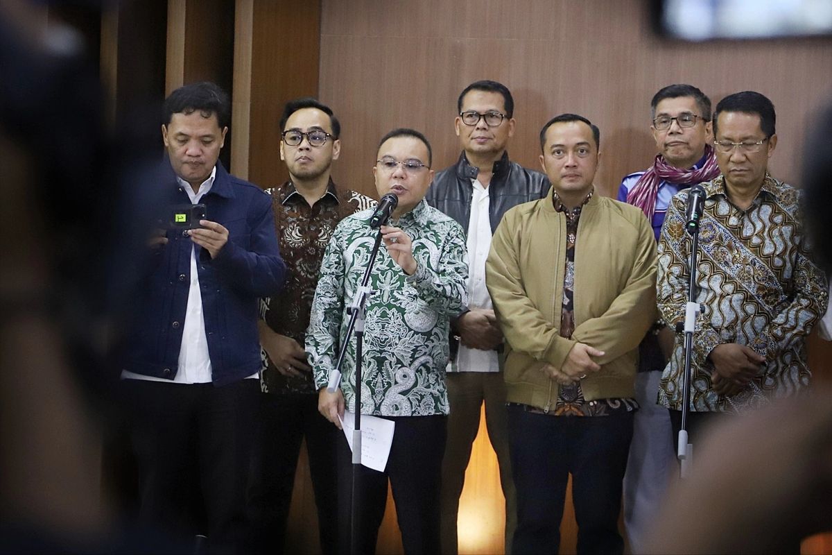 Konferensi Pers Waka DPR RI Korpolkam Sufmi Dasco Ahmad didampingi Pimpinan Fraksi DPR RI, Pimpinan Komisi III DPR RI, dengan Mensesneg dan Menkumham. 