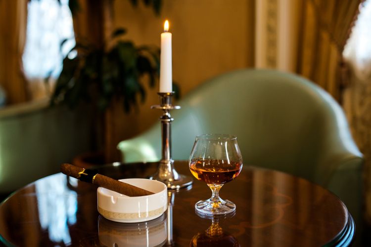 ilustrasi lilin di tengah meja makan. 