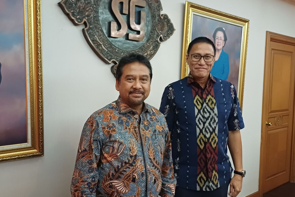 Ketua Umum Perhimpunan Hotel dan Restoran Indonesia (PHRI) Haryadi B. Sukamdani dan Sekertaris Jendral Maulana Yusran saat ditemui di Grand Sahid Jaya, daerah Sudirman, Jakarta Selatan, Rabu (13/8/2025).