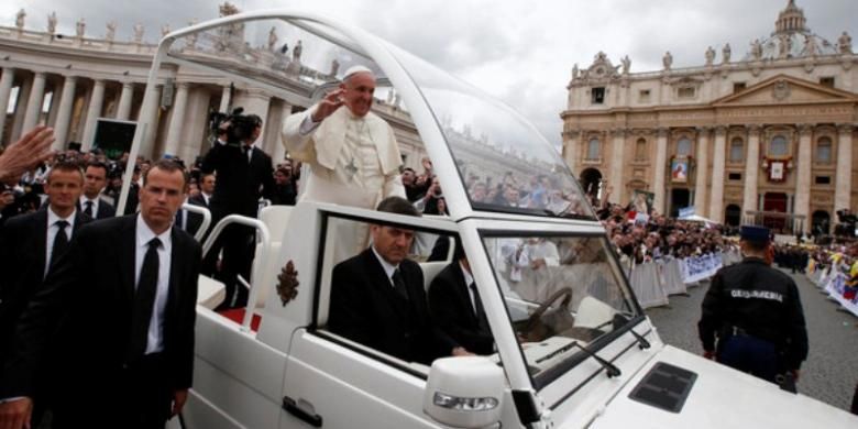 Paus Fransiskus dalam Popemobile di Lapangan Santo Petrus, Vatikan.