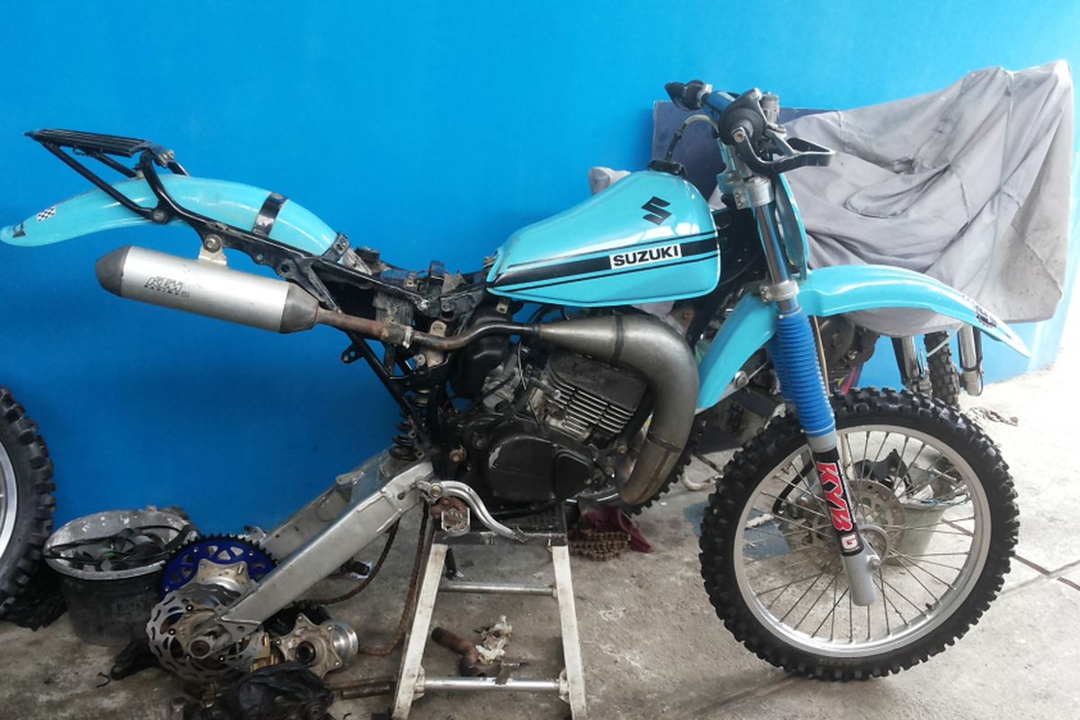 Sebuah motor yang sedang dalam proses modifikasi bergaya trail di bengkel custom Garasi 689, Depok.