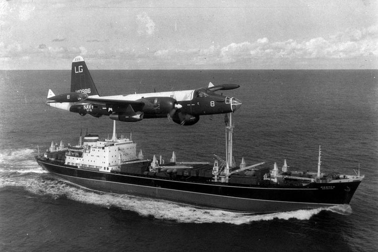 Pesawat Angkatan Laut AS terbang di atas kapal kargo Soviet selama Krisis Rudal Kuba.
