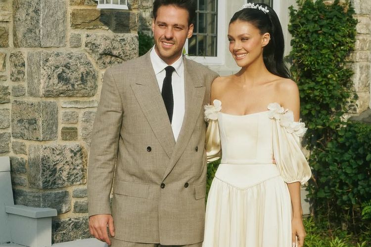 Nicola Peltz Beckham memukau di pembaruan sumpah nikah, mengenakan gaun pengantin vintage milik sang ibu dari 1985.