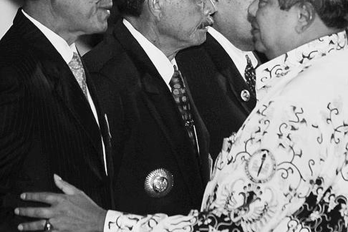 Presiden Susilo Bambang Yudhoyono memberikan penghargaan Satyalancana Pembangunan Pendidikan kepada Gubernur Daerah Istimewa Yogyakarta dalam acara Puncak Peringatan Hari Guru Nasional 2010 dan HUT Ke-65 PGRI di Jakarta, Kamis (2/12).