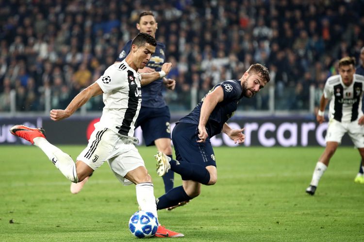Cristiano Ronaldo mendapat pengawalan ketat dari Luke Shaw pada pertandingan Juventus vs Manchester United di Stadion Allianz dalam lanjutan Liga Champions, 7 November 2018. 