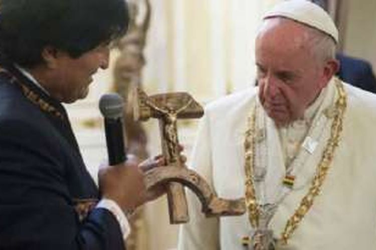 Presiden Evo Morales memberikan Paus Fransiskus sebuah salib di istana presiden La Paz, 8 Juli 2015. 