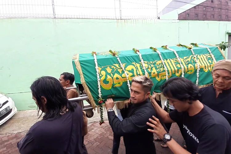 Irfan Hakim turut mengangkat jenazah Ria Irawan untuk disalatkan di kawasan Lebak Bulus, Jakarta Selatan, Senin (6/1/2020).