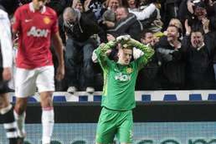 Eks kiper Manchester United, Anders Lindegaard, terlihat kecewa setelah gawangnya dibobol pemain Newcastle United, pada laga Premier League di Stadion St James' Park, 4 Januari 2012.