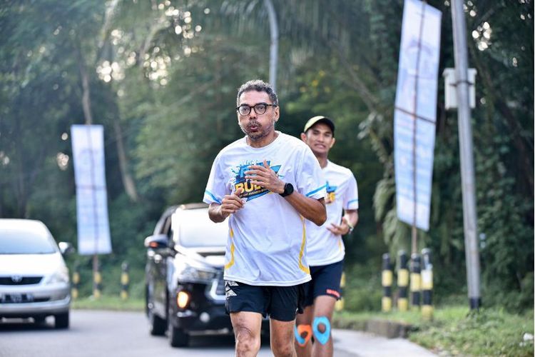 Donny Gahral Adian anggota Dewan Pengawas Perum Bulog melakukan aksi ultra marathon sejauh 57 km dari Jakarta hingga Bogor dalam rangka memperingati ulang tahun ke-57 Bulog