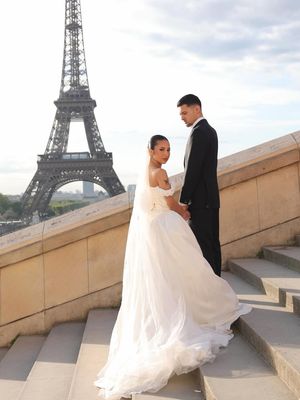 Gaya prewedding Jennifer Coppen dan Justin Hubner di Paris tampil elegan dan klasik, dengan sentuhan modern berlatar romantis Menara Eiffel.

