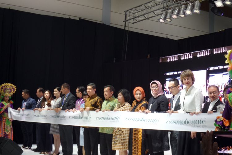 Pembukaan Cosmobeaute Indonesia 2018, pameran industei kecantikan terbesar di Indonesia yang menghadirkan beragam produk dan inovasi di bidang industri kecantikan, diselenggarakan mulai 11-13 Oktober 2018 di Jakarta Convention Center (JCC).