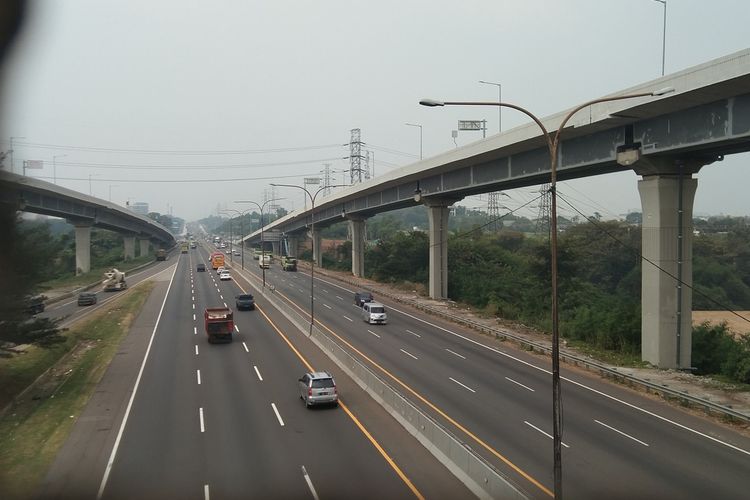 Arus lalu lintas di tol Jakarta-Cikampek pada Kamis (30/7/2020) pukul 15.00 WIB nampak lengang.