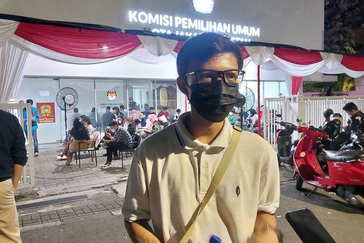 Nanda Abigail (23), pria asal Blora, Jawa Tengah, yang rela antre tujuh jam di Kantor Komisi Pemilihan Umum (KPU) Kota Jakarta Selatan hanya untuk mengurus Pindah Memilih, Senin (15/1/2024).