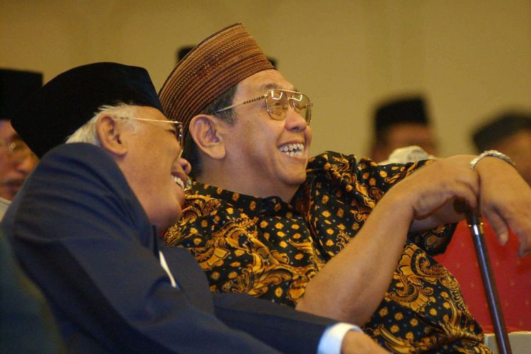 Mantan Presiden Abdurrahman Wahid (kanan) tertawa ketika berbincang bersama Wakil Ketua Majelis Permusyawaratan Rakyat (MPR) KH Cholil Bisri dalam Musyawarah Pimpinan Partai Kebangkitan Bangsa di Hotel Kartika Chandra Jakarta, Senin (10/6).