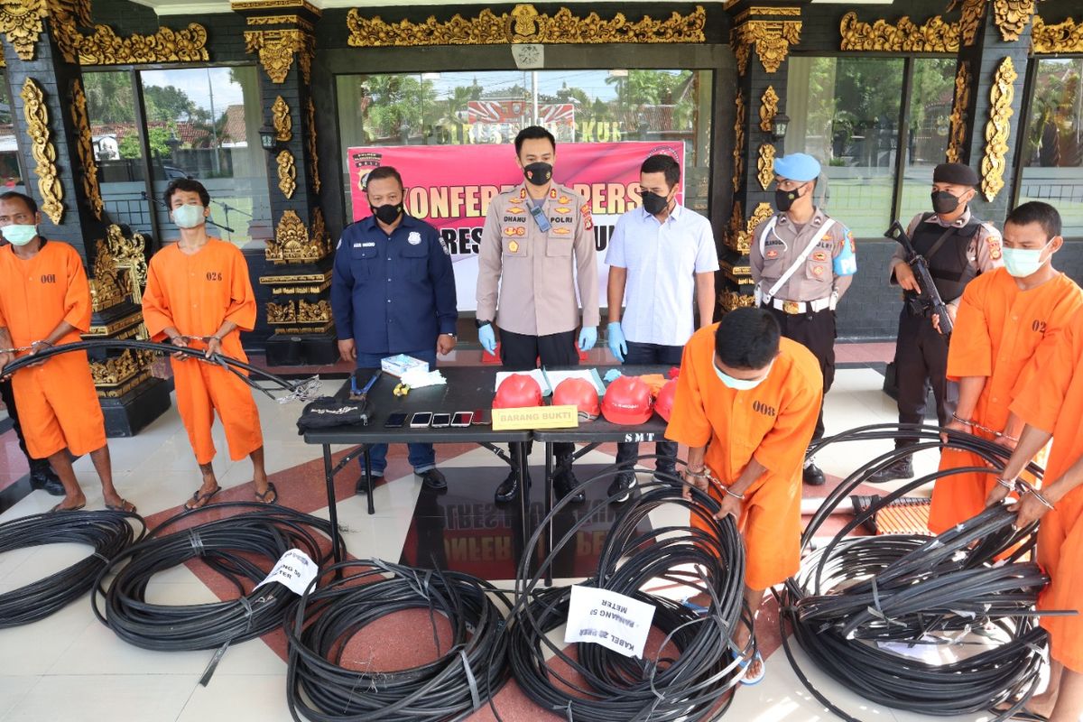 Kelima pencuri kabel milik PT Telkom saat berada di Polres Klungkung 