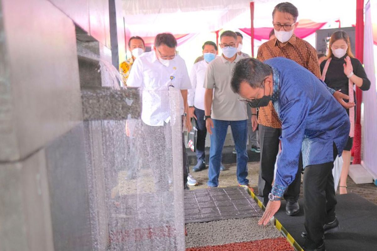 Direktur Utama SIG, Donny Arsal (paling kiri) memperhatikan demo produk ThruCrete.