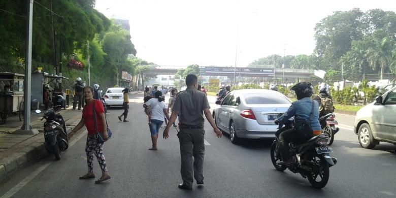 Petugas Satpol PP Kelurahan Bendungan Hilir menertibkan para joki 3 in 1 di Jalan Gatot Subroto, Jakarta, Jumat (28/3/2014).